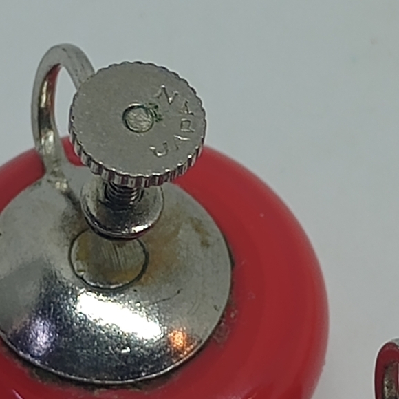 * vintage gorgeous cherry red Japan glass button screw back earrings - Picture 5 of 5